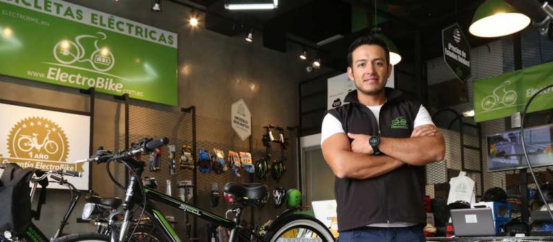 Andrés Mesías, director de ElectroBike Ecuador, inició con este emprendimiento en febrero del 2016. Actualmente, tiene dos tiendas y busca nuevos socios para abrir otras tiendas. Foto: Diego Pallero / LÍDERES
