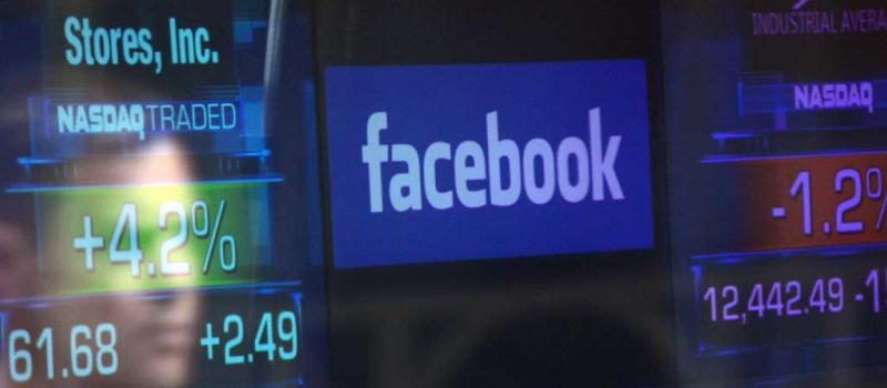 Facebook cae en Wall Street por escándalo de violación de datos. Foto: AFP