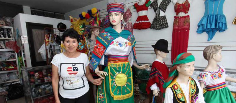 La riobambeña Carmen Gavidia instaló un negocio de alquiler de trajes típicos en Santo Domingo. Foto: Juan Carlos Pérez para LÍDERES