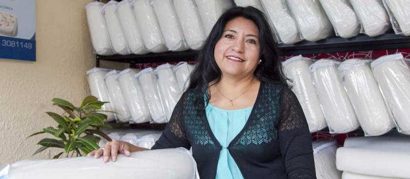 Lourdes Zapata, gerenta general de Polifoamflex, diseña almohadas de espuma flexible con memoria en diferentes densidades y modelos. Foto: Armado Prado / LÍDERES