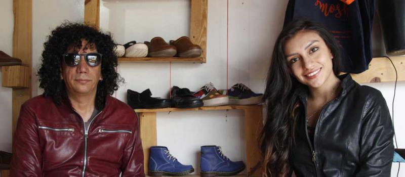 John Córdova y Gabi Córdova son los creadores de los zapatos y las mochilas. Su local está en el sector de La Floresta, en el norte de Quito. Foto: Galo  Paguay / LÍDERES