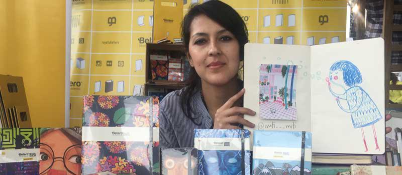 Johanna Valdivieso, propietaria de Betero, muestra las  libretas que se venden en Quito, Cuenca, Galápagos y en redes sociales. Foto: Mayra Pacheco / LÍDERES