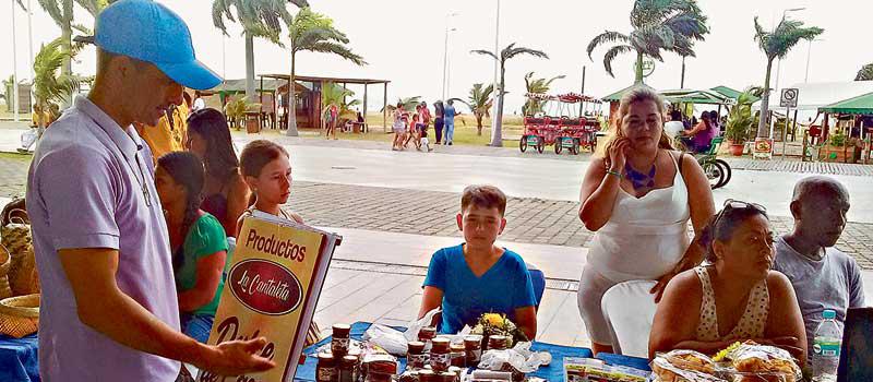 Una imagen de la comercialización de los productos del consorcio en la playa de Las Palmas, en Esmeraldas.Foto: Marcel Bonilla / LÍDERES
