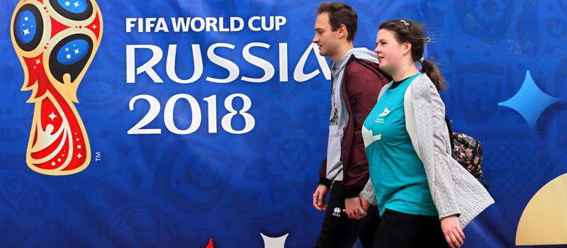 Transeúntes pasan junto a carteles con logos de la Copa Mundial de Fútbol 2018, en Moscú, Rusia. El Mundial se disputará del 14 de junio al 15 de julio. Foto: EFE