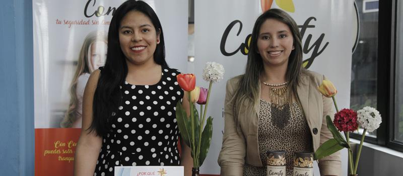 Karla Altamirano y Paula Salazar, fundadoras del emprendimiento Comfy. Las jóvenes buscan introducir su producto a grandes mercados. Foto:  Patricio Terán / LÍDERES