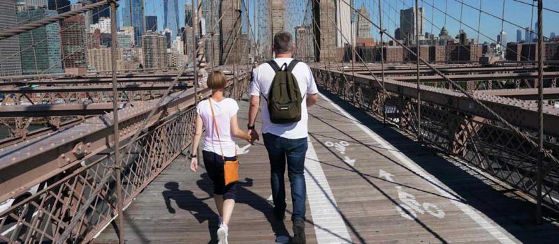 Una pareja camina por el puente de Brooklyn. Nueva York encabezó el año pasado un ranking global de ciudades inteligentes. Foto: Don Emert / AFP