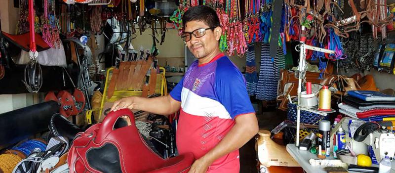 Wilmer Saltos es el propietario de un local en el que vende productos que utilizan los montuvios en Manabí, como el sombrero y las monturas. Foto: Juan Carlos Pérez para Líderes
