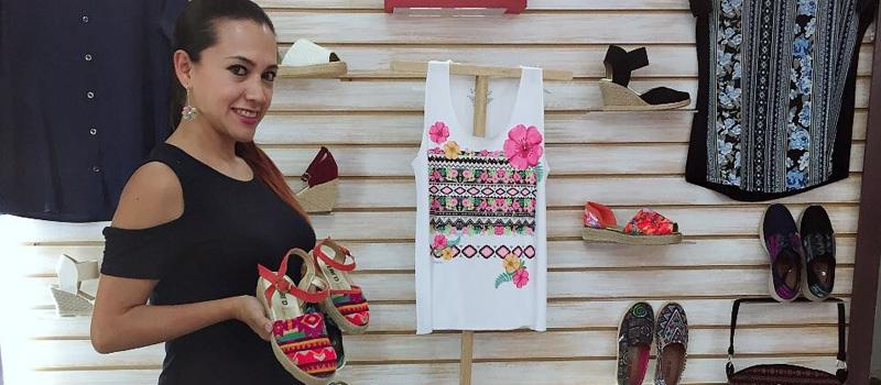 Verónica Díaz presenta algunos de sus productos en su local ubicado en Cumbayá. Mantiene una línea de productos con material reciclado. Foto: LÍDERES