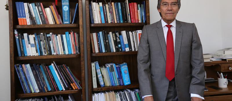 El economista Jaime Carrera en la biblioteca que tiene en su casa. Foto: Vicente Costales / LÍDERES