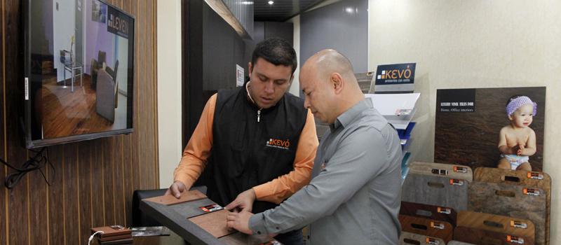 En las oficinas de Kevo, en el norte de la ciudad, los clientes reciben asesoría integral para la instalación de acabados para la construcción de PVC