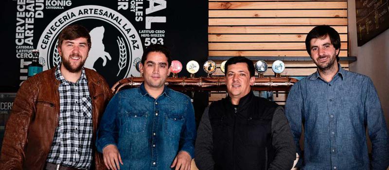 El maestro cervecero Daniel Kadatz (izq.) junto a José David Moscoso, Diego Domínguez y Sebastián Tamariz. Foto: Cortesía de Latitud Cero