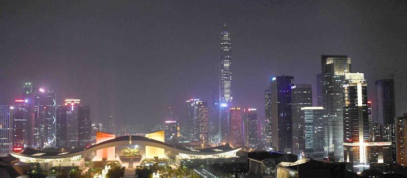 Una vista panorámica nocturna de Shenzhen. La ciudad, con 12 millones de habitantes, tiene un plan para convertirse en un centro de desarrollo tecnológico de punta en Asia. Foto: AFP