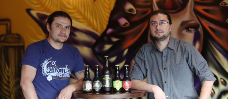 Andrian Romero y Paúl Bohórquez son los propietarios de Sinners Microcervecería. Son autodidactas en la preparación de cerveza artesanal. Foto: Julio Estrella / LÍDERES