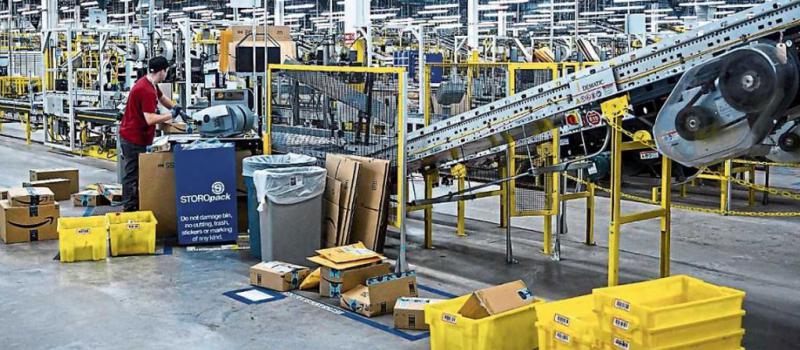 Un trabajador de Amazon revisa los recipientes en los que se colocan los productos, en la planta de Staten Island, en Nueva York. Esta ocupa 80 000 metros cuadrados.