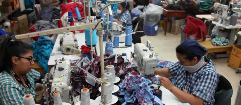 En los talleres de la Corporación Impactex, en Ambato, el control de calidad es estricto para evitar fallas en la mercadería.