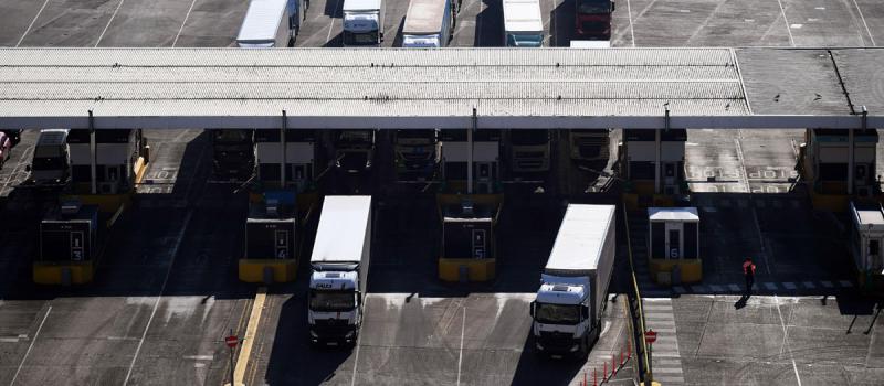 Camiones pasan la aduana en el puerto de Dover, en el Reino Unido.  Esta zona británica administra el paso de hasta 10 000 camiones al día con toda clase de mercadería. Foto: Neil Hall / EFE