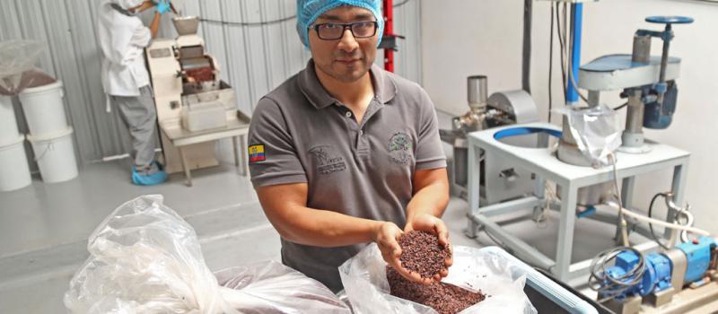 La planta de producción de la marca Flavia se ubica en Cayambe. La materia prima es cacao de fino aroma que se cultiva en Flavio Alfaro, Manabí.