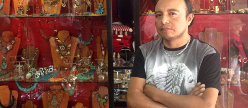 El otavaleño Jaime Morales es el diseñador y fabricante de los artículos de la tienda Walkas Bisutería.