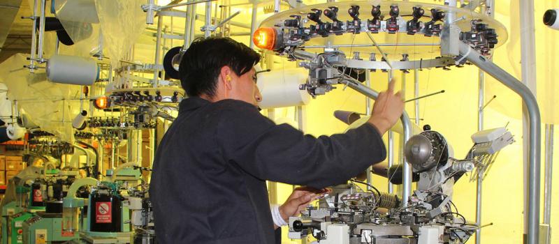 La fábrica funciona en el  Parque Industrial de Riobamba. Hay diez máquinas para fabricar los calcetines con hilos de orlón y algodón. Foto: Raúl Díaz para LÍDERES