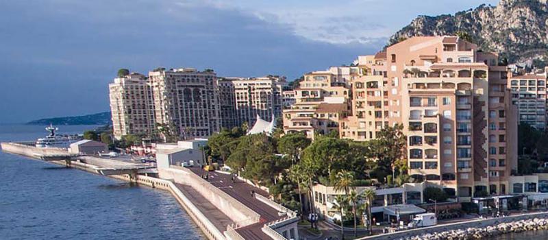 El Principado de Mónaco es un destino vacacional de lujo. Allí se realizan eventos deportivos como el Gran Premio de F1 y el Master de Tenis de Montecarlo.