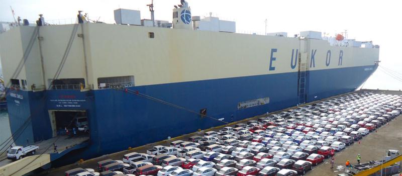 Una imagen de las importaciones de autos en el puerto de Manta el año pasado. 74 589 vehículos y maquinarias de importación se movilizaron en el 2018, según la Autoridad Portuaria. Foto: Archivo / LÍDERES