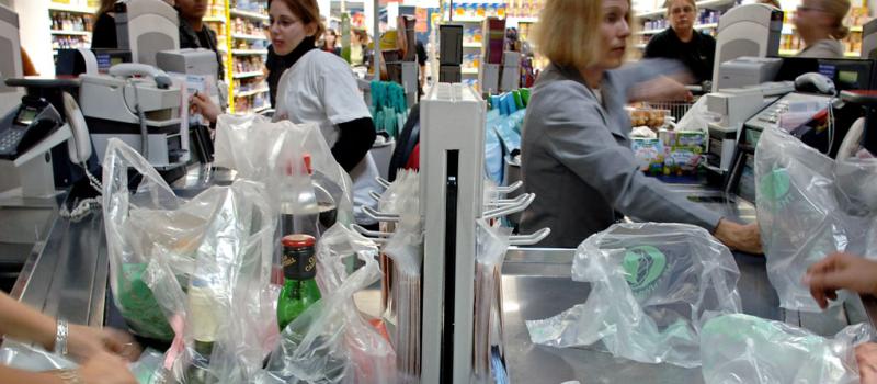 La Unión Europea aprobó una directiva que ya entró en vigor y cuyo objetivo es que cada europeo use anualmente 40 bolsas de un solo uso en el 2025. Foto: AFP