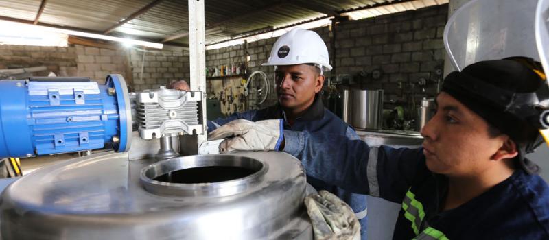 El taller de Simetrika, empresa especializada en productos de acero, está ubicado en el valle de Cumbayá, en Quito. Laboran 12 trabajadores fijos. Fotos: Vicente Costales / LÍDERES