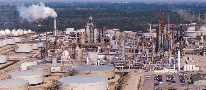 Una panorámica de las instalaciones de la refinería de Exxon Mobile en Channahon, Illinois. Estados Unidos produce actualmente 15,3 millones de barriles al día. Foto: EFE