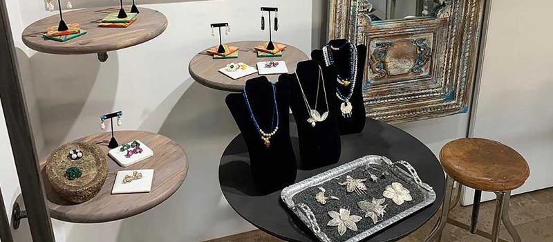 Las joyas de Andrea Tello, en Cinq Gallery, una galería de arte en Dallas. Foto: cortesía Andrea Tello