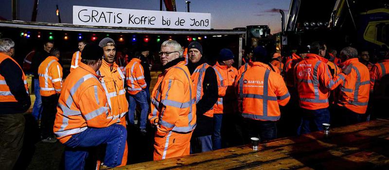 Un grupo e trabajadores del sector de la construcción, en La Haya. En Holanda la mayoría de los trabajadores se beneficia de los planes de beneficios definidos basados en los ingresos. Foto: EFE