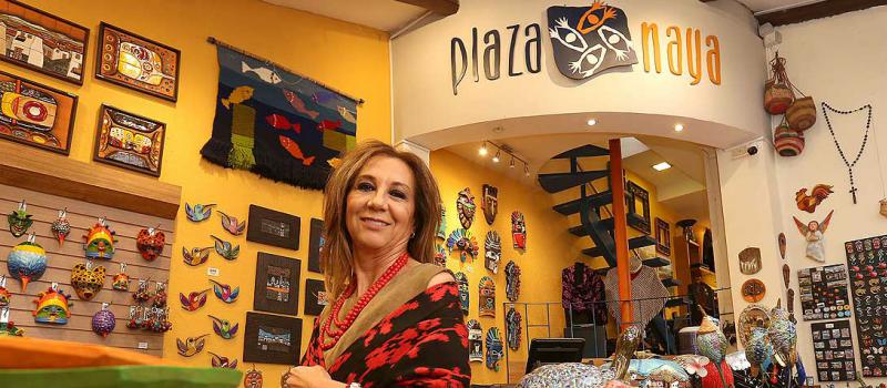 Ximena Benavides fundó Plazanaya en 1994. Oferta artesanías en madera, peltre, cerámica, bordados  y más. Foto: Vicente Costales / LÍDERES