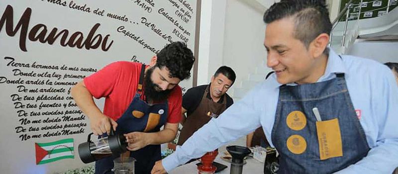 La Prefectura implementó un taller para que los emprendedores conozcan nuevas formas de trabajar con café. Foto: cortesía Prefectura de Manabí
