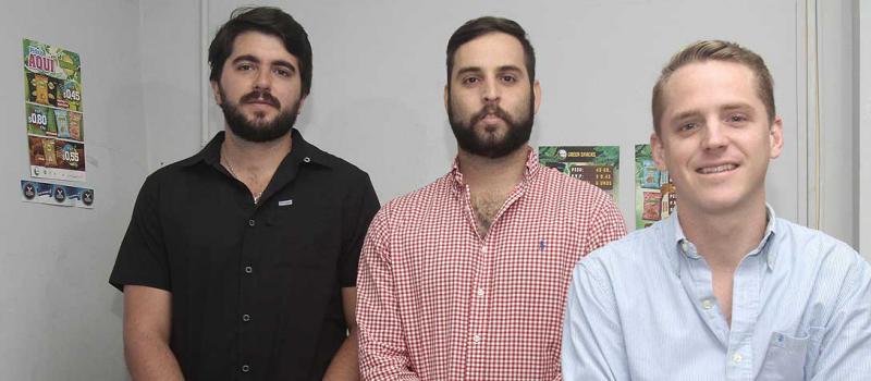 Martín Cucalón, Juan Carlos Intriago y Fernando Valdano en las oficinas ubicadas en el norte de Guayaquil. Foto: Mario Faustos / LÍDERES