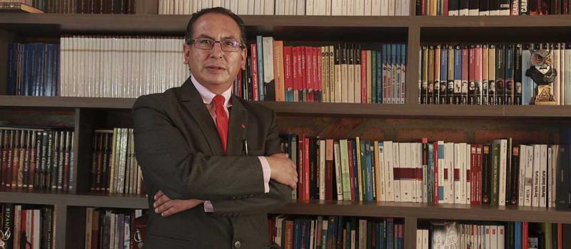 Patricio Barzallo tiene una colección de cerca de 3 000 libros en su casa. Foto: Xavier Caivinagua para LÍDERES