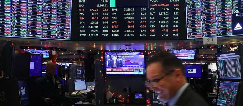 La Bolsa de Valores de Nueva York. Los bancos centrales se esfuerzan por dejar de alimentar a los mercados, algunos de los cuales, como Wall Street, vuelan de récord en récord. Foto: AFP