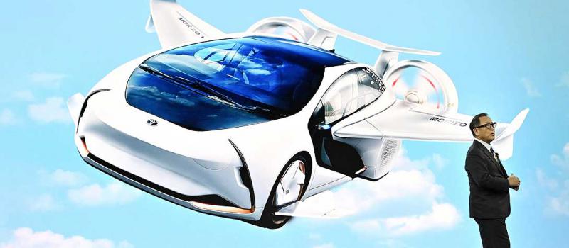 El presidente y CEO de Toyota, Akio Toyoda, muestra un prototipo de vehículo que podría circular en la llamada “Ciudad del futuro”. Foto: AFP