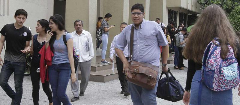 Estudiantes de la universidad Estatal de Guayaquil, en una imagen de noviembre del 2019. Foto: archivo / LÍDERES