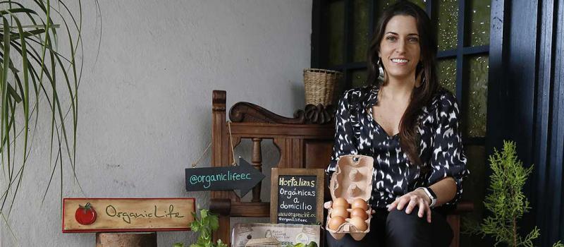 Viviana López, gerenta de Organic Life, junto a algunos de los productos que ofrecen, como huevos y vegetales. La oficina de la empresa está en el norte de Quito. Foto: Diego Pallero / LÍDERES
