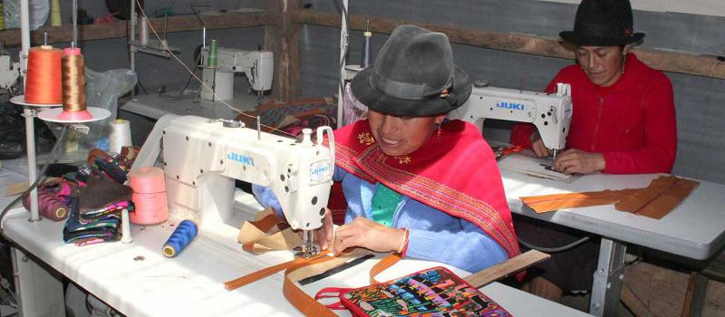 En los talleres donde se elaboran los productos artesanales de Simiatug Llakta hay inversiones privadas. Foto: Raúl Díaz para Líderes