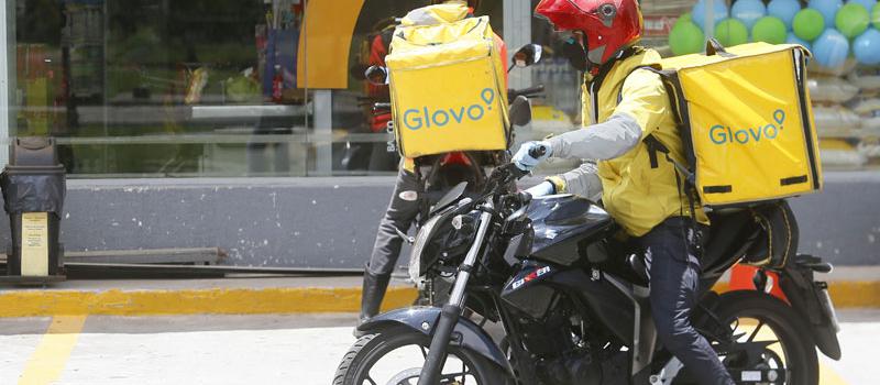 Un repartidor de una plataforma digital de ‘delivery’ espera en un semáforo de una avenida en el norte de Quito. Estos servicios están creciendo en medio de la emergencia sanitaria. Foto Diego Pallero / LÍDERES