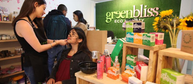 En la tienda, ubicada en el norte de Quito, los clientes pueden hacerse limpiezas faciales.