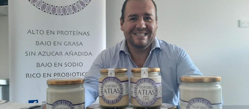 Patricio Aguinaga es actual propietario de Atlas Yogurt. Destaca su política de cuidado ambiental