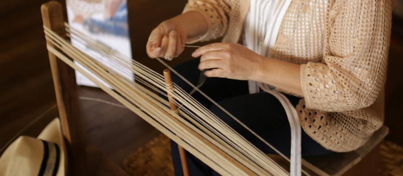 Las artesanías como la elaboración de los sombreros de paja toquilla forman parte de la oferta de productos que tiene este catálogo.