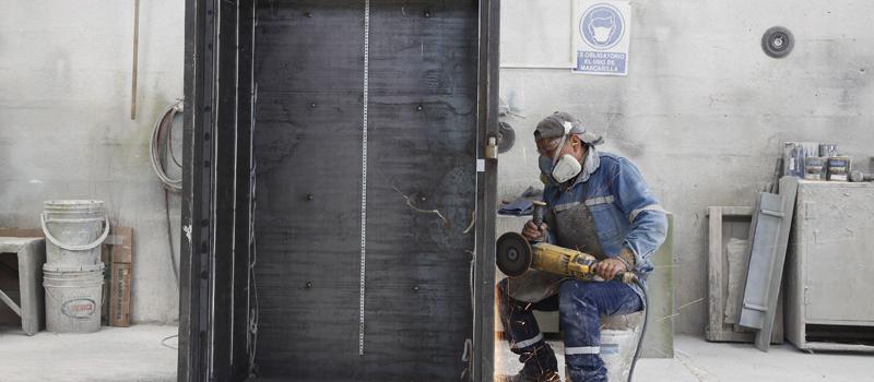 Uno de los empleados de Surimax trabaja en la elaboración de una bóveda de seguridad. La planta de la empresa está en Los Chillos. Fotos: Galo Paguay / LÍDERES