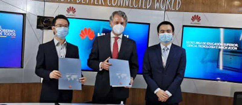La firma del convenio se cumplió con la participación de represenantes de Senescyt y Huawei. Foto: Cortesía