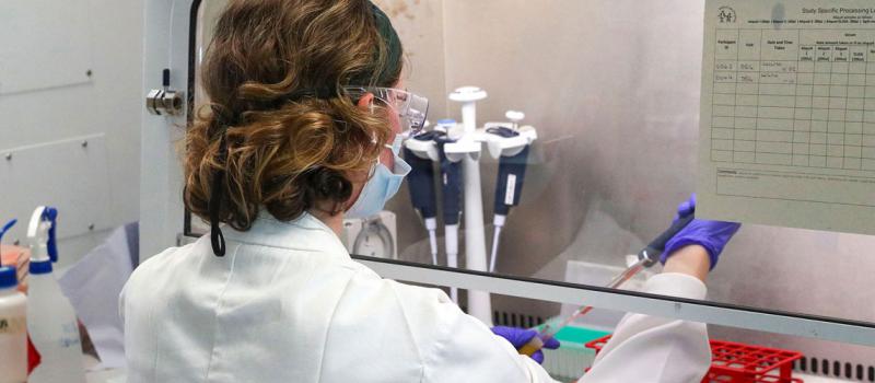 Una científica aparece en uno de los laboratorios de la Universidad de Oxford, donde se desarrolla la vacuna. Foto: AFP