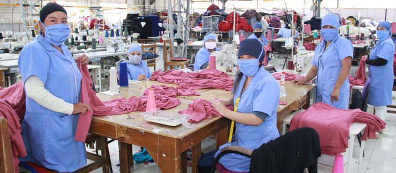 La empresa textil Hilacril concentró sus operaciones en fabricar mascarillas y trajes de protección. Foto: Cortesía Hilacril