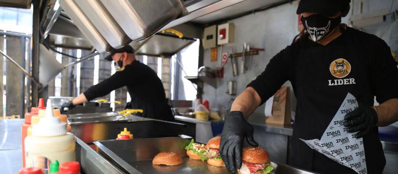 Inka Burger tiene uno de sus locales principales en la Gaspar de Villarroel, en el norte de Quito. La cocina está ubicada dentro de un ‘food truck’. Fotos: Diego Pallero/ LÍDERES