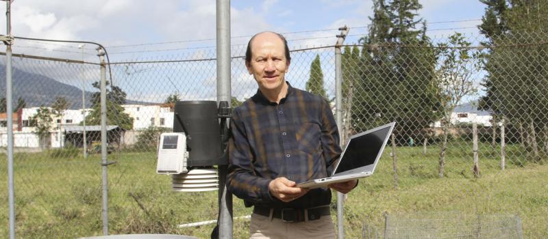 El docente Edmundo Recalde inspecciona la estación meteorológica instalada en predios de la universidad. Foto: Álvaro Pineda, para LÍDERES