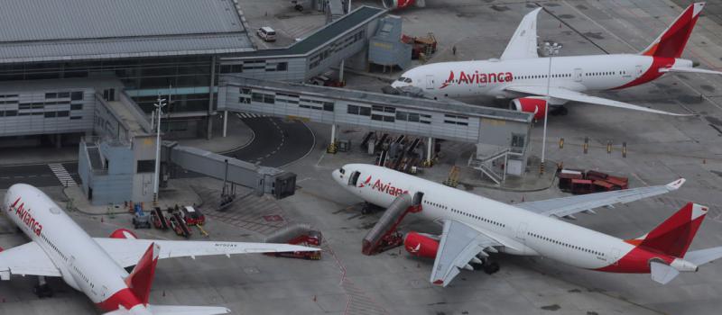 Aviones de Avianca permanecen en el aeropuerto de Bogotá, Colombia. Foto: Reuters